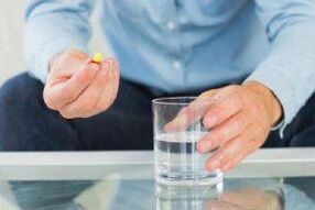 Un home toma un antibiótico eficaz para a prostatite