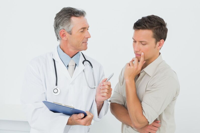 médico prescribe tratamento para a prostatite