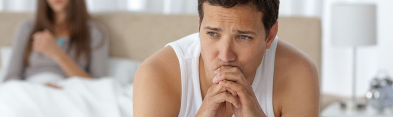 Un home que padece prostatite